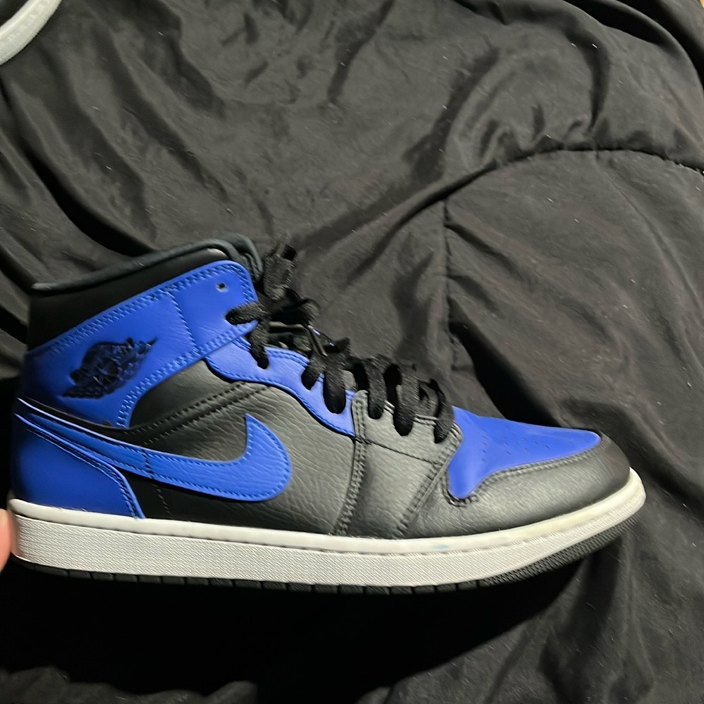 Jordan 1 mid “Hyper Royal” size 12